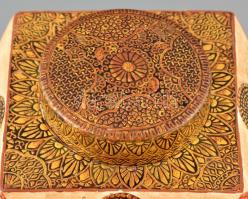 Jelzett japán teafűtartó doboz, kézzel festett,  kopásokkal, fa talpazattal, m:15 cm