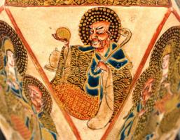 Jelzett japán teafűtartó doboz, kézzel festett,  kopásokkal, fa talpazattal, m:15 cm