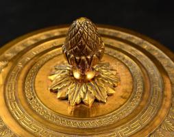 Csiszolt kristályüveg bonbonier és tálka, réz tetővel és peremmel, üvegen kis karcolásokkal, m:10 cm...