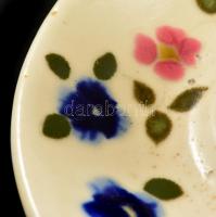 cca 1890 Zsolnay gyufadoboztartós hamuzó, kézzel festett porcelánfajansz, jelzett (csak mélynyomás),...