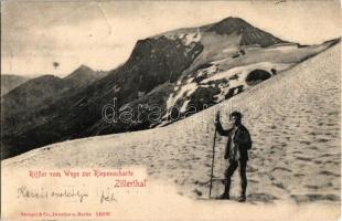 1903 Zillertal (Tirol), Riffler vom Wege zur Riepenscharte / hiker in winter