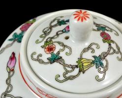 Jelzett kínai "Famille rose" hiányos kávés készlet, kézzel festett, apró kopásnyomokkal, ö...