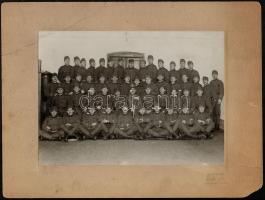 cca 1940 Katonai csoportkép sok kitüntetéses parancsnokkal 28x18 cm Borsay fotó, kartonon