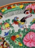 Jelzett kínai "Famille rose" tál, kézzel festett, apró kopásnyomokkal, d:26 cm