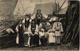 1915 Szászváros, Broos, Orastie; Román folklór, népviselet. Kiadja a Szászvárosi Könyvnyomda / Romanian folklore, traditional costumes (Rb)