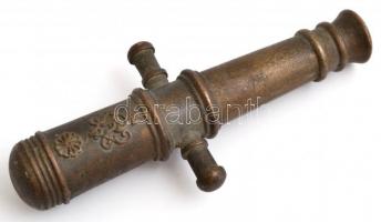 Bronz ágyúcső kisméretű replika, monogramos-koronás díszítéssel, h: 18,5 cm