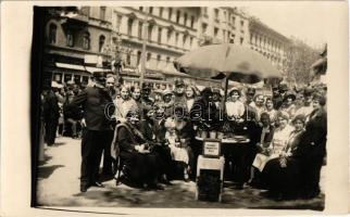 Budapest (?), országos Gyermekvédő Liga standja cserepes virágokkal, vasutasok. photo