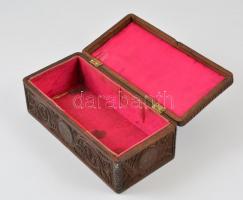 1916 Díszesen faragott fa díszdoboz, "Üsküb" felirattal, fedelén repedéssel, sérülésekkel,...