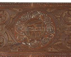 1916 Díszesen faragott fa díszdoboz, "Üsküb" felirattal, fedelén repedéssel, sérülésekkel,...