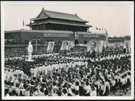 cca 1950 Peking, diákok felvonulása május elsején, hátoldalon feliratozott fotó, 8×11 cm