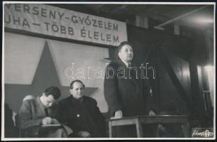 1947 Munkaverseny megnyitója a BSzKRt Bp-i főműhelyében, hátoldalon feliratozott fotó, 11×17 cm
