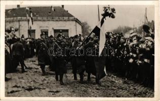 1938 Galánta, Galanta; bevonulás, katonák az országzászlóval / entry of the Hungarian troops, soldiers with Hungarian flag