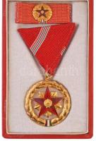 1957. Szocialista Munkáért Érdemérem zománcozott fém kitüntetés mellszalagon, szalagsávval, dísztokban T:1-  NMK.: 604.