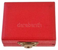 ~1970. "Magyar-Szovjet Baráti Társaság - 25" zománcozott, aranyozott jelvény, eredeti tokb...