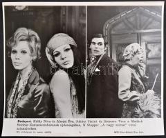 cca 1980 23 db MTI fotó: Árvízi képek, színházi képek, híres látogatók