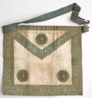 XX. sz. eleje: Szabadkőműves kötény. Selyem, bőr. Kígyómintás fém csattal / Freemason apron. Silk, leather 39x34 cm