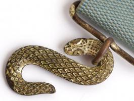 XX. sz. eleje: Szabadkőműves kötény. Selyem, bőr. Kígyómintás fém csattal / Freemason apron. Silk, l...