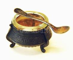 Üveg és réz tejportartó kanállal