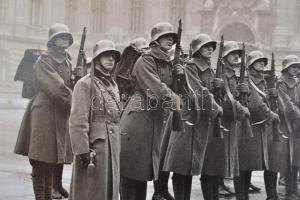1935 Budapest, várbeli díszőrség fogadásra készen, kartonra kasírozott fotó Schäffer Ármin műtermébő...