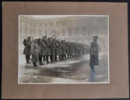 1935 Budapest, várbeli díszőrség fogadásra készen, kartonra kasírozott fotó Schäffer Ármin műtermébő...