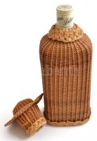 Rattan palacktartó, benne palackkal, m: 28,5 cm