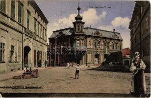 1913 Szászváros, Broos, Orastie; utcakép, Ardeleana román bank, üzlet, piaci árus, hölgy népviseletben. Kiadja Weisz Dezső / street view, Romanian bank, shop, market vendor, woman in traditional costumes (EK)