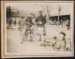 cca 1925 Intézkedő rendőr motoros-biciklis balesetnél, kartonra ragasztott fotó, 6×8 cm