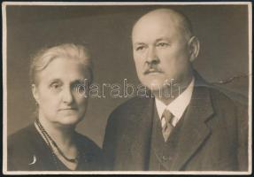 1936 A zólyomlipcsei (Felvidék) születésű Káposztássy Géza és felesége, az óbudai Arany Oroszlán (Lajos utca 28.) gyógyszertár tulajdonosainak fotója, hátoldalon rendőrségi bejegyzéssel, 6×8,5 cm