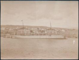 cca 1905 Az Ungaro-Croata társaság Villám egycsavaros tengeri gőzöse a fiumei kikötőben, 7,5×10 cm