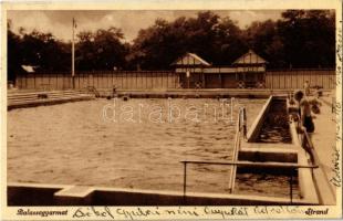 1937 Balassagyarmat, Strand, fürdőzők a medencében