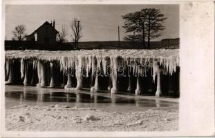 1938 Kassa, Kosice; 19 fok a szibériai szélben, a befagyott Hernád télen decemberben / frozen Hornád river in winter. Sziget photo