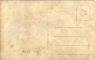 Ismeretlen település, italmérés üzlet belső, rumos hordók, pult az eladókkal. photo (EK)