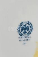 Hollóházi Erika mintás váza és rózsás dobozka, matricás, jelzett, apró kopásnyomokkal, m: 24,5 cm, 1...