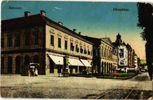 Debrecen, városháza, Molnár Ferenc és Kontsek Kornél üzlete, hirdetőoszlop, utcai árus bódéja  (EK)