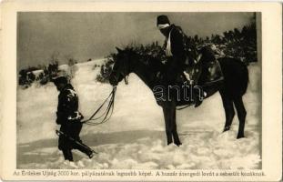 A huszár átengedi lovát a sebesült kozáknak. Az "Érdekes Újság" felvétele / WWI Austro-Hungarian K.u.K. military, hussar passes his horse to the wounded Cossack