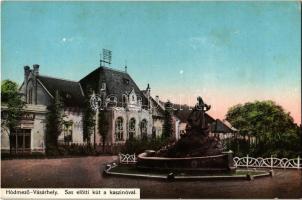 1912 Hódmezővásárhely, Fekete Sas szálloda előtti kút és kaszinó, Gonda Mór üzlete. Kiadja Róth Antal (EK)