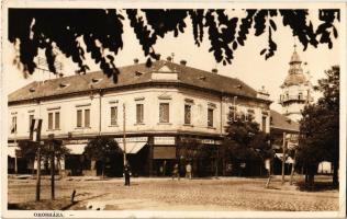 1938 Orosháza, Erzsébet királyné utca, templom, magyar címeres zászló, Magyar-Olasz Bank rt. fiókja, rádió, Hangya üzlet (EK)