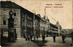 Pozsony, Pressburg, Bratislava; Stefánia út, hirdetőoszlop órával / street view with advertising column and clock (Rb)