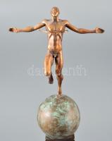 Jelzés nélkül: Célba érő futó férfi akt. Öntött bronz, márvány talapzaton, m:51,5 cm