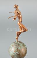 Jelzés nélkül: Célba érő futó férfi akt. Öntött bronz, márvány talapzaton, m:51,5 cm