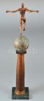 Jelzés nélkül: Célba érő futó férfi akt. Öntött bronz, márvány talapzaton, m:51,5 cm