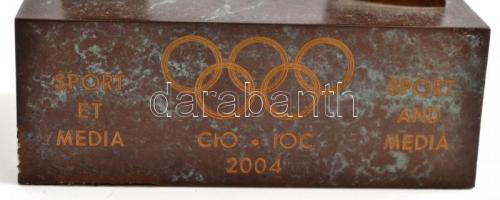 Rossa Sera (1944-): Média díj 2004. Bronz, márvány talapzaton, tetején karcolásokkal, m: 20,5 cm