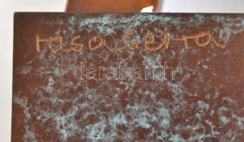 Rossa Sera (1944-): Média díj 2004. Bronz, márvány talapzaton, tetején karcolásokkal, m: 20,5 cm