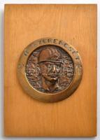 "Jó szerencsét!" bányászplakett, jelzett, fa alapon, d: 9,5 cm