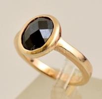 Aranyozott ezüst(Ag) gyűrű, gránát kővel, jelzett, méret: 52, bruttó: 5,6 g