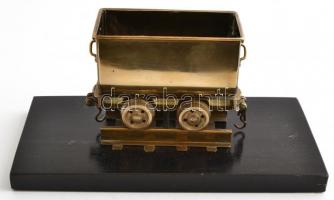 Sárgaréz bányászcsille makett, 11×5×10 cm, fa talapzaton