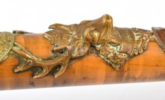 XX. sz. eleje: Felvidéki, kárpátaljai városok turistajelvényeivel és szarvasfejes domborművel díszít...