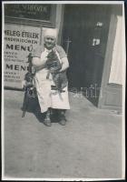 cca 1931 Kinszki Imre (1901-1945) budapesti fotóművész jelzés nélküli vintage alkotása (Az üzlet előtt), sarkán törésvonal, 8,5x5,9 cm