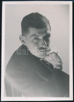 cca 1929 Kinszki Imre (1901-1945) budapesti fotóművész jelzés nélküli vintage alkotása (Önarckép), 6x4,4 cm
