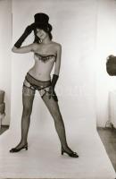 cca 1976 A bugi bugyi klubban - jaj de jó! - szolidan erotikus felvételek, 33 db vintage negatív + 2...